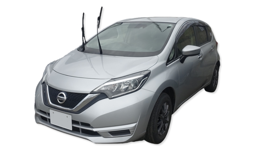 日産　ノート（シルバー）